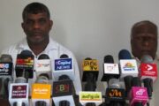 மட்டக்களப்பு கடற்றொழில் திணைக்கள பரிசோதகர்கள் சிலரின் ஒத்துழைப்புடன் மீனவர்கள் 'சுருக்குவலை' பாவித்து மீன் பிடிக்கின்றனர்