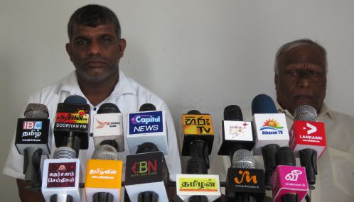 மட்டக்களப்பு கடற்றொழில் திணைக்கள பரிசோதகர்கள் சிலரின் ஒத்துழைப்புடன் மீனவர்கள் 'சுருக்குவலை' பாவித்து மீன் பிடிக்கின்றனர்