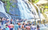 குற்றால அருவிகளில் சுற்றுலா பயணிகள் குளிக்க அனுமதி வழங்கப்பட்டது