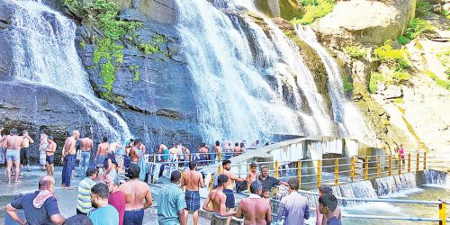 குற்றால அருவிகளில் சுற்றுலா பயணிகள் குளிக்க அனுமதி வழங்கப்பட்டது