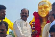 முத்துராமலிங்கத் தேவர் சிலைக்கு கவிஞர் வைரமுத்து மரியாதை செலுத்தினார்