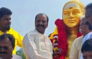 முத்துராமலிங்கத் தேவர் சிலைக்கு கவிஞர் வைரமுத்து மரியாதை செலுத்தினார்