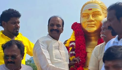 முத்துராமலிங்கத் தேவர் சிலைக்கு கவிஞர் வைரமுத்து மரியாதை செலுத்தினார்