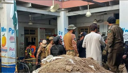 பாகிஸ்தானில் பள்ளி மேற்கூரை இடிந்து மாணவர்கள் உள்பட 35 பேர் பலியாயினர்