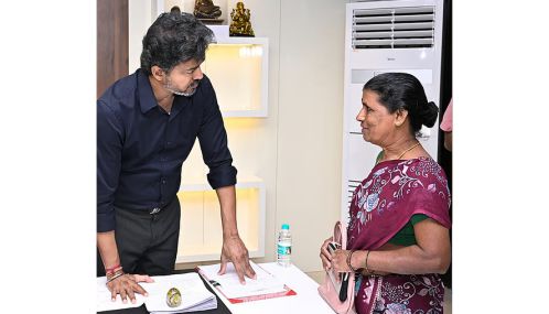 பெரம்பூரில் முதலமைச்சர் விஜய் பொதுமக்களிடம் மனுக்களைப் பெற்று குறைகளைக் கேட்டறிந்தார்
