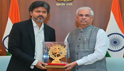 தமிழக ஆளுனர் அர்லேகருடன் முதல்-அமைச்சர் விஜய் சந்தித்து வாழ்த்து தெரிவித்தார்